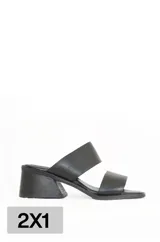 Sandalias negras de cuero con dos tiras anchas y taco cuadrado de 3 cm.