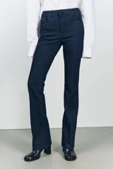 Pantalón de jean negro de tiro medio, corte bootcut y cinco bolsillos.