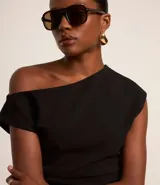 Blusa negra de crepé con corte asimétrico, manga corta y drapeado lateral.