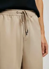 Bermuda color beige de corte recto, con cintura elástica ajustable con cordón.