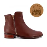 Bota corta de cuero color marrón con cierre lateral dorado, taco bajo de madera y detalle de costuras en el empeine.