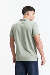 Remera polo negra con bolsillo de nylon en el pecho y logo bordado. Corte regular.