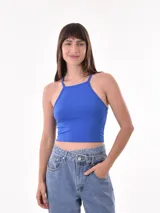 Musculosa azul con cuello halter y espalda descubierta.