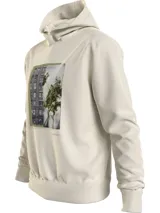 Buzo blanco de algodón con capucha y cordones ajustables. Estampado rectangular en el frente con fotografía de edificio y vegetación. Logo de Calvin Klein estampado debajo de la imagen.