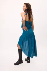 Falda midi color borgoña con tablas hechas con cortes diagonales y frunces.