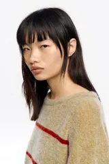 Caravanas de tipo argolla mini con acabado metálico dorado y pequeños cristales de colores incrustados en la parte exterior. Cuentan con un diseño delicado y cierre de bisagra.