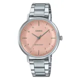 Reloj Casio con caja plateada y esfera rosa, con correa de acero inoxidable plateada. Resistente al agua.