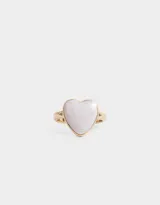 Anillo dorado con dije en forma de corazón blanco con efecto marmolado.