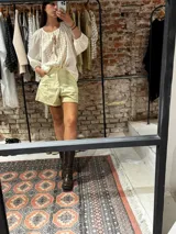 Short de lino color beige, de calce perfecto y con detalles de pespuntes en contraste.