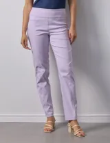 Pantalón verde esmeralda de gabardina elastizada marca Zac & Rachel, con pretina ancha con faja interna modeladora, largo de pierna con costura frontal pespunteada y trasera con bolsillos ojal simulados.