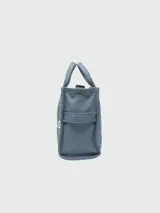Bolso tote negro de lona con doble asa de mano y correa bandolera ajustable y extraíble. Estampado frontal con el texto "THE TOTE BAG MARC JACOBS" en color blanco.