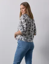 Blusa blanca de gasa marca Sioni, con cuello a la base y escote en V con botones.