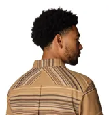 Camisa de franela a cuadros color marrón con rayas horizontales en tonos marrón y negro. Tiene cuello clásico, cierre frontal con botones, dos bolsillos con solapa abotonada en el pecho y mangas largas con puños abotonados.