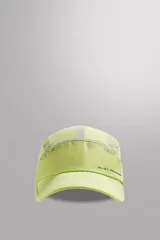 Gorra deportiva color verde lima confeccionada en tejido técnico perforado, con visera y ajuste elástico en la parte posterior.
