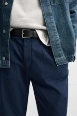 Pantalón azul marino de algodón con corte regular fit, bolsillos delanteros y traseros de vivo, cierre frontal con cremallera y botón.