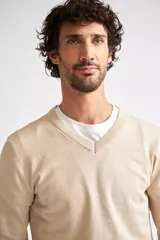 Sweater color beige de tejido de punto con escote en V, fit regular, manga larga y logo bordado en el pecho.