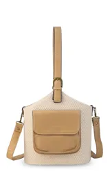 Bolso matera con diseño a cuadros en tonos rosados y blancos, con detalles en símil cuero color marrón. Presenta un bolsillo frontal con solapa, asa de mano superior y correa larga desmontable. Su interior cuenta con divisiones específicas para termo y mate.