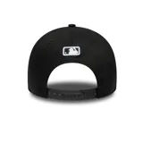 Gorro New Era modelo 9FORTY, color negro, con el logo de los New York Yankees bordado en blanco en el frente. Presenta visera curva y ajuste trasero.