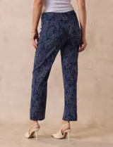 Pantalón recto de gabardina elastizada con estampado floral multicolor. Pretina ancha elastizada. Marca Zac & Rachel.