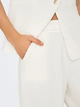 Pantalón wide leg color blanco, de punto con bolsillos delanteros. Confeccionado en tejido elástico con mezcla de poliéster y elastano.