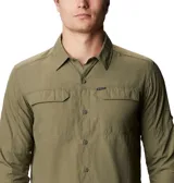 Camisa de manga larga color beige, con cuello abotonado, cierre frontal con botones, dos bolsillos con solapa en el pecho y tecnología Omni-Shade UPF 50 para protección solar y Omni-Wick para absorción de humedad y secado rápido. Mangas enrollables con soportes para lengüetas.