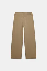 Pantalón chino cropped de tiro alto, color beige, con bolsillos laterales y traseros. Cierre frontal con cremallera y botón.