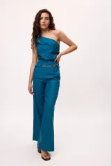 Top azul de un hombro con volados y confeccionado en lino y algodón.