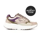 Championes Hi-Tec Dallas, con capellada de cuero sintético color beige, detalles en marrón y blanco, y suela de goma blanca.