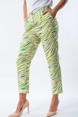 Pantalón de vestir con estampado abstracto en tonos verde, rosa y celeste.