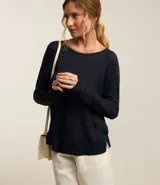 Suéter de punto azul marino, con cuello redondo y mangas largas.