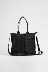 Bolso grande de poliamida, con dos bolsillos frontales y asas largas para llevar al hombro.