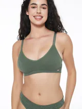 Top de bikini negro con textura brillante y breteles finos.