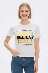 Remera blanca de manga corta con estampado dorado con la frase 'Always Believe in yourself'.