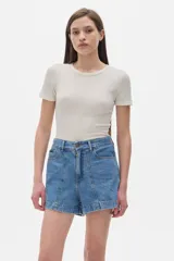 Remera negra de algodón con cuello redondo y mangas cortas. Corte ajustado al cuerpo.