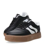 Zapatillas deportivas color beige con cordones y suela chata.