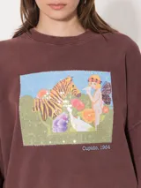 Buzo color marrón con estampa rectangular con diseño artístico.