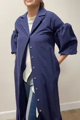 Vestido camisero midi color ladrillo, de corte recto y mangas 3/4 abullonadas.