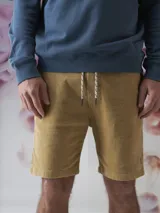 Bermuda beige de corte recto con cintura ajustable con cordón.