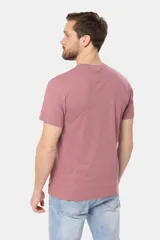 Remera de manga corta color ladrillo con cuello redondo y estampado frontal con diseño de remos y texto "Legacy Established 1972".