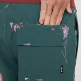 Short de baño verde con estampado de flores y cintura marrón.