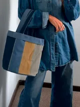 Bolsa matera de tela canvas combinada con división interna para organizar termo y mate. Incluye asa corta de mano.