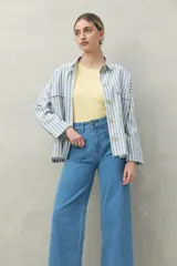 Pantalón de jean azul oscuro, de corte ancho y tiro alto, con bolsillos delanteros cuadrados y amplios.