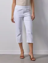 Pantalón capri blanco de algodón, marca Ruby Rd. Delantera con bolsillos simulados, trasera con bolsillos aplicados. Pretina ancha elastizada, corte recto Terminación de ruedo con aplique entrelazado.