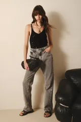 Jean de mujer, modelo Joe Twirl, color gris lavado, tiro alto y corte holgado (baggy/relaxed fit).