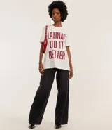 Remera blanca de algodón con cuello redondo y mangas cortas. Estampa frontal con la frase "Latinas Do It Better" en color rojo.