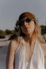 Gorro tipo casquete tejido a crochet color negro con diseño calado.