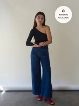 Top negro de un hombro, confeccionado en tejido rib suave y reciclado con elasticidad, generado a partir de desechos de nylon reciclados.