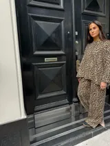 Buzo beige de lanilla, de corte holgado y mangas largas.