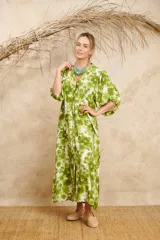 Vestido largo de mangas abullonadas con estampado floral en tonos azul y blanco.