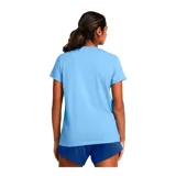 Remera deportiva Under Armour color fucsia con logo blanco estampado en el frente.